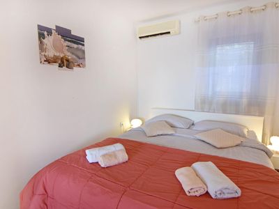Das Schlafzimmer mit Doppelbett 160x200 2 Nachttische mit Nachtlampen, Klimaanlage und Außenfenster