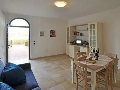 Zweiraum im Erdgeschoss mit privater Terrasse