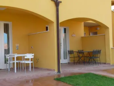 Zweiraum im Erdgeschoss mit privater Terrasse