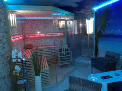 Neue Sauna und Jacuzzi im Haus (kostenlos nutzbar) Neue Sauna und Jacuzzi im Haus (kostenlos nutzbar)