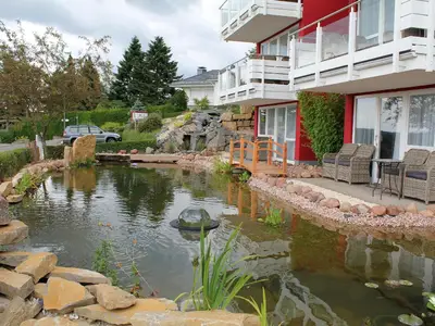 Maarberg Resort, Zierteich vor dem Haus Maarberg Resort, Zierteich vor dem Haus