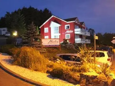 Maarberg Resort, stilvolle Ferienwohnungen mit Seeblick Maarberg Resort, stilvolle Ferienwohnungen mit Seeblick