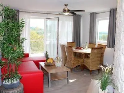 Ferienwohnung Maaridyll im Maarberg Resort, Wohnraum und Ausgang zum Balkon Ferienwohnung Maaridyll im Maarberg Resort, Wohnraum und Ausgang zum Balkon