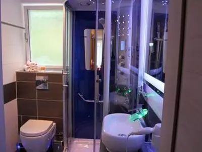 Ferienwohnung Maaridyll im Maarberg Resort, elegantes Bad mit Dampfdusche und LED Beleuchtung Ferienwohnung Maaridyll im Maarberg Resort, elegantes Bad mit Dampfdusche und LED Beleuchtung