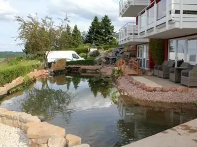 Maarberg Resort, Zierteich mit Wasserfäälen und Kois, Stören Maarberg Resort, Zierteich mit Wasserfäälen und Kois, Stören