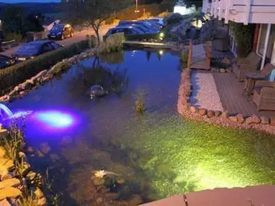 Maarberg Resort, gepflegter Zierteich, Abendbeleuchtung Maarberg Resort, gepflegter Zierteich, Abendbeleuchtung