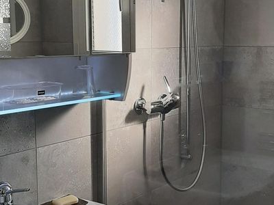 Duschanlage und Lavabo im inneren Teil des Badezimmers.