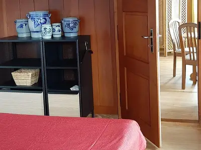 Blick vom Schlafzimmer ins Wohnzimmer.