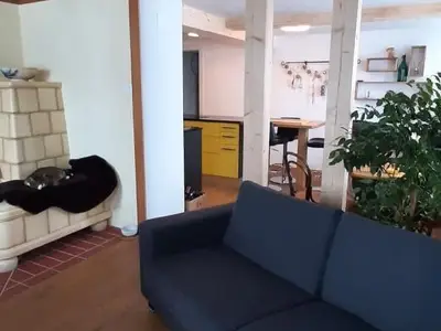 Sofaecke, mit Sicht in die Küche.