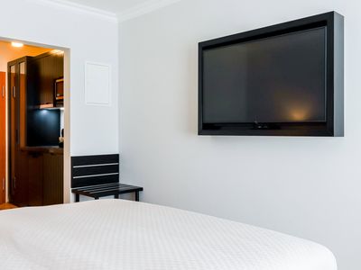 Ansicht Wohnzimmer mit TV und Bett