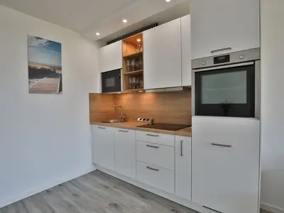 Strandkoje 105 Scharbeutz: Moderne, voll ausgestattete Einbauküche mit viel Stauraum.