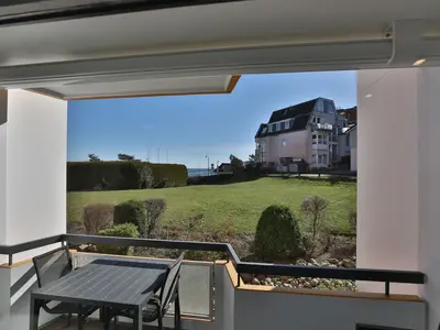 Strandkoje 104: Sonniger Balkon mit Teilmeerblick – perfekte Auszeit in Scharbeutz.