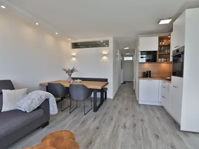 Heller Wohn-Essbereich der Strandkoje 106 in Scharbeutz – ideal für den Urlaub an der Ostsee.