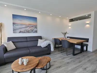 Gemütlicher Wohnbereich der Strandkoje 106 in Scharbeutz – modernes Design für entspannte Stunden an der Ostsee.