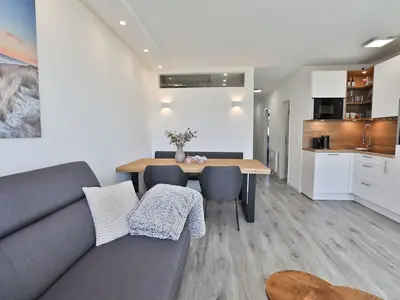Essbereich und Küche der Strandkoje 106 in Scharbeutz – ideal für gemeinsame Mahlzeiten im Ostseeurlaub.