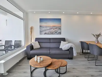 Strandkoje 104: Stilvoller Wohnbereich mit gemütlichem Sofa und Balkon in Scharbeutz.