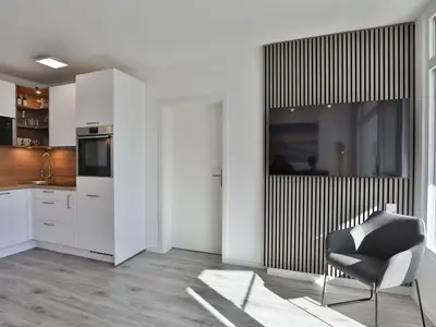 Strandkoje 104: Moderne Küche und heller Wohnbereich mit Smart-TV in Scharbeutz.