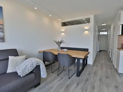 Essbereich der Strandkoje 106 in Scharbeutz – gemütlich und modern, ideal für gemeinsame Mahlzeiten.