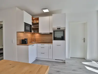 Moderne Einbauküche der Strandkoje 106 in Scharbeutz – bestens ausgestattet für Ihren Ostseeurlaub.