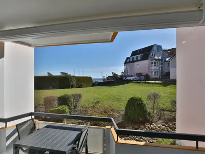 Strandkoje 106 in Scharbeutz – lichtdurchfluteter Wohnbereich mit Zugang zum Balkon.