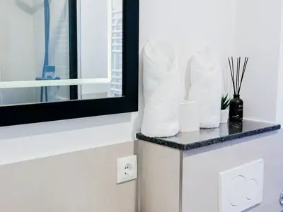 Waschbecken mit WC und Spiegel