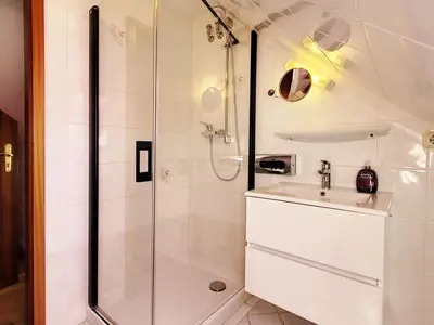 Dusche und Waschtisch mit Spiegel