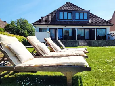 Einladende Sonnenliegen im Gemeinschaftsgarten