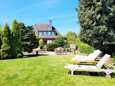 Blick von der Terrasse in den Garten