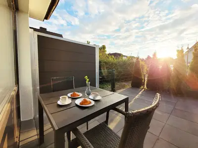 Sonnenaufgang - Terrasse mit Gartenmöbeln