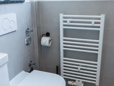 Sauberes und modernes Badezimmer mit Dusche