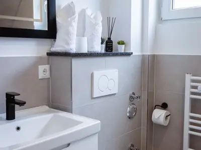 Sauberes und modernes Badezimmer mit Dusche