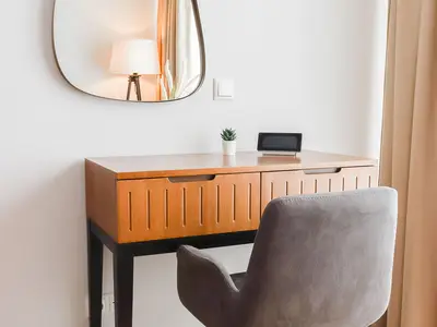 Schminktisch mit Spiegel