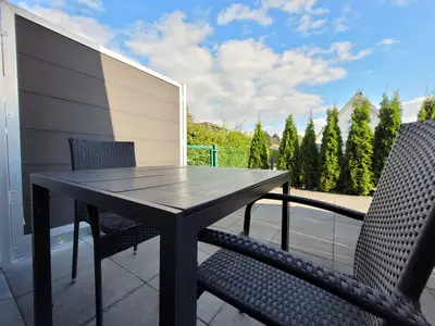 Eigene Terrasse mit Gartenmöbeln