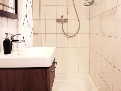 Waschbecken mit Spiegel und Dusche