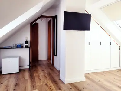 Mini-Küchenzeile und TV