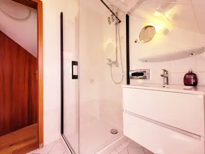 Kleines Badezimmer mit Dusche und WC