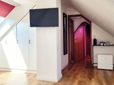 Mini-Küchenzeile und TV