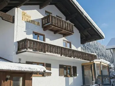Haus Gesamt Winteransicht