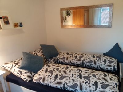 kleines Schlafzimmer EG mit ausgezogenem Bett