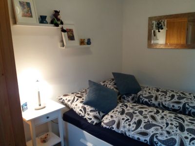 kleines Schlafzimmer EG mit ausgezogenem Bett