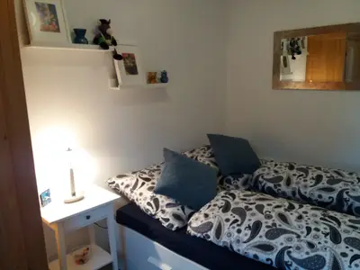 kleines Schlafzimmer EG mit ausgezogenem Bett