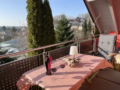 Wunderschöne Süd-West Loggia mit Ausblick auf das Schloss Schauenstein