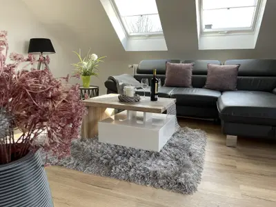 geschmackvolles Wohnzimmer mit Loggia