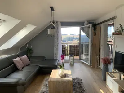schönes Wohnzimmer mit Ausblick und Loggia