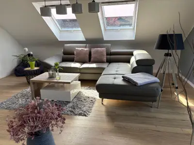 Wohnbereich. modernes Wohnzimmer mit Zugang zur Loggia