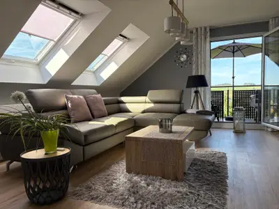 Wohnbereich. modernes Wohnzimmer mit Zugang zur Loggia