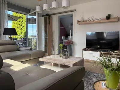 Wohnbereich. modernes Wohnzimmer mit Zugang zur Loggia