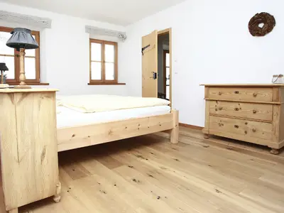 Zirbenbett im Elternschlafzimmer