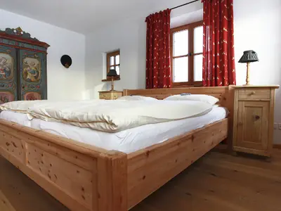 Elternschlafzimmer mit Inntaler Hochzeitsschrank