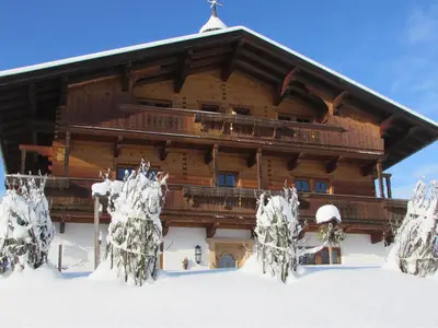 Frontansicht vom Hof im Winter